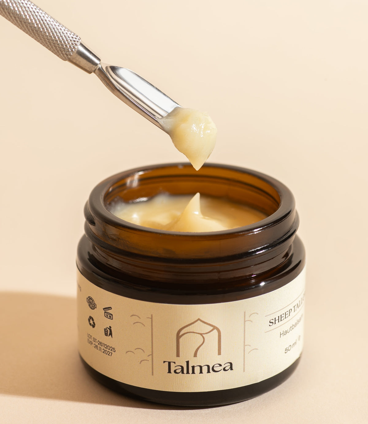 Talmea Sheep Tallow 50 ml auf einer natürlichen Creme-Textur verteilt