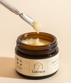 Talmea Sheep Tallow 50 ml auf einer natürlichen Creme-Textur verteilt