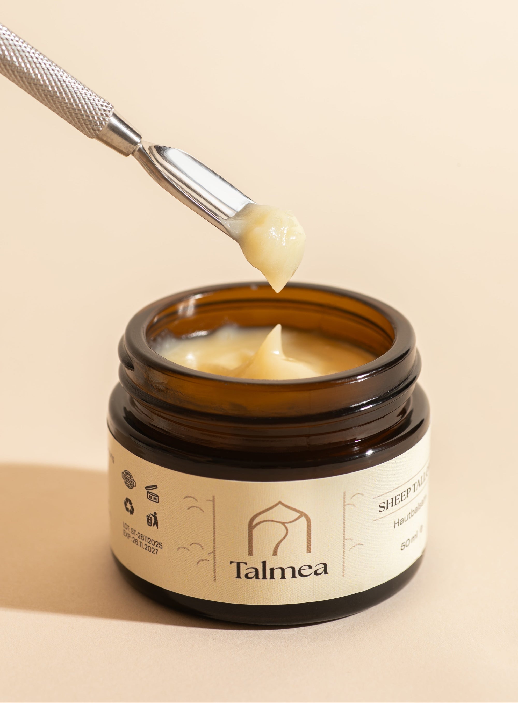 Talmea Sheep Tallow 50 ml auf einer natürlichen Creme-Textur verteilt