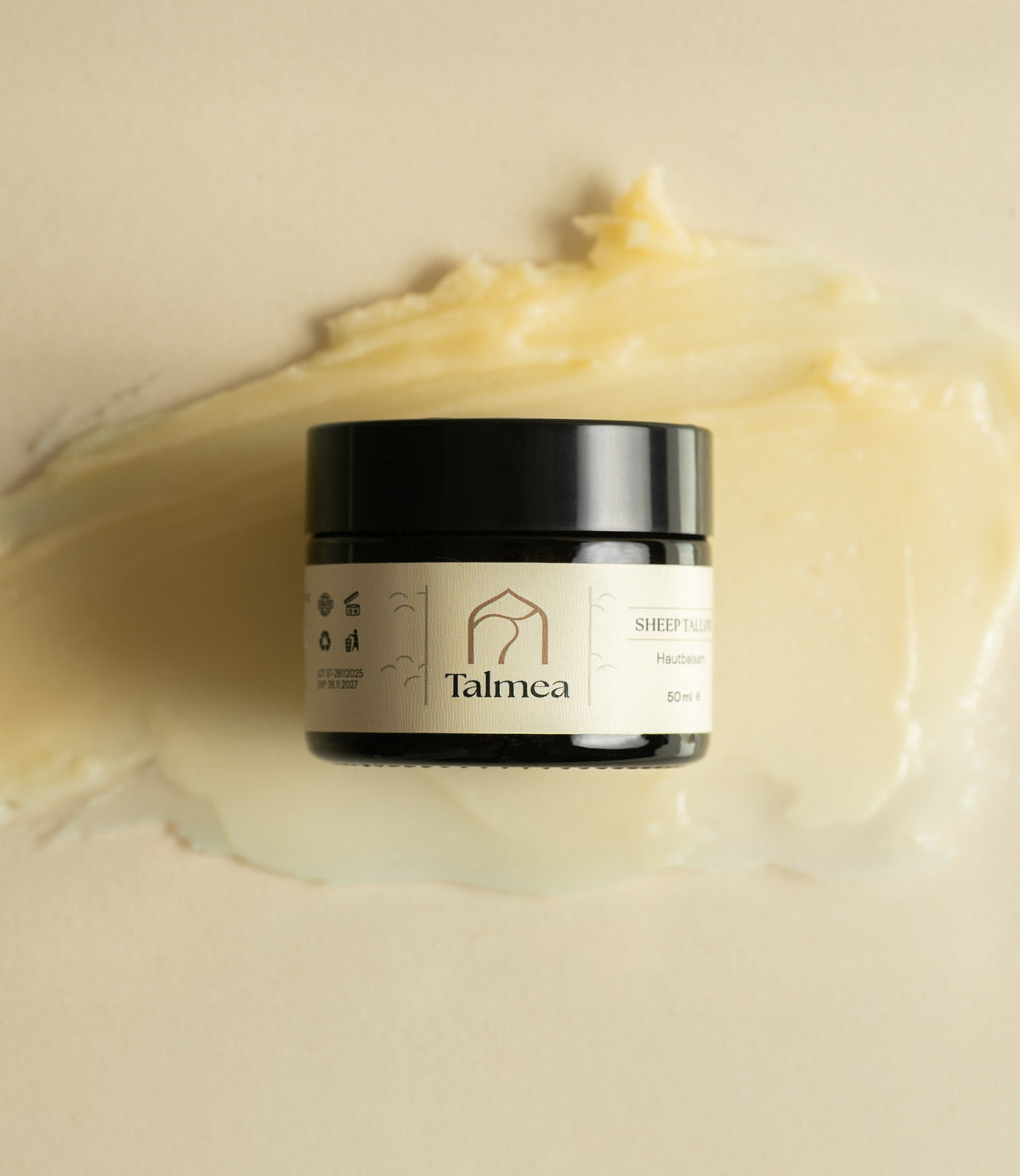 Talmea Sheep Tallow 50 ml auf einer natürlichen Creme-Textur verteilt