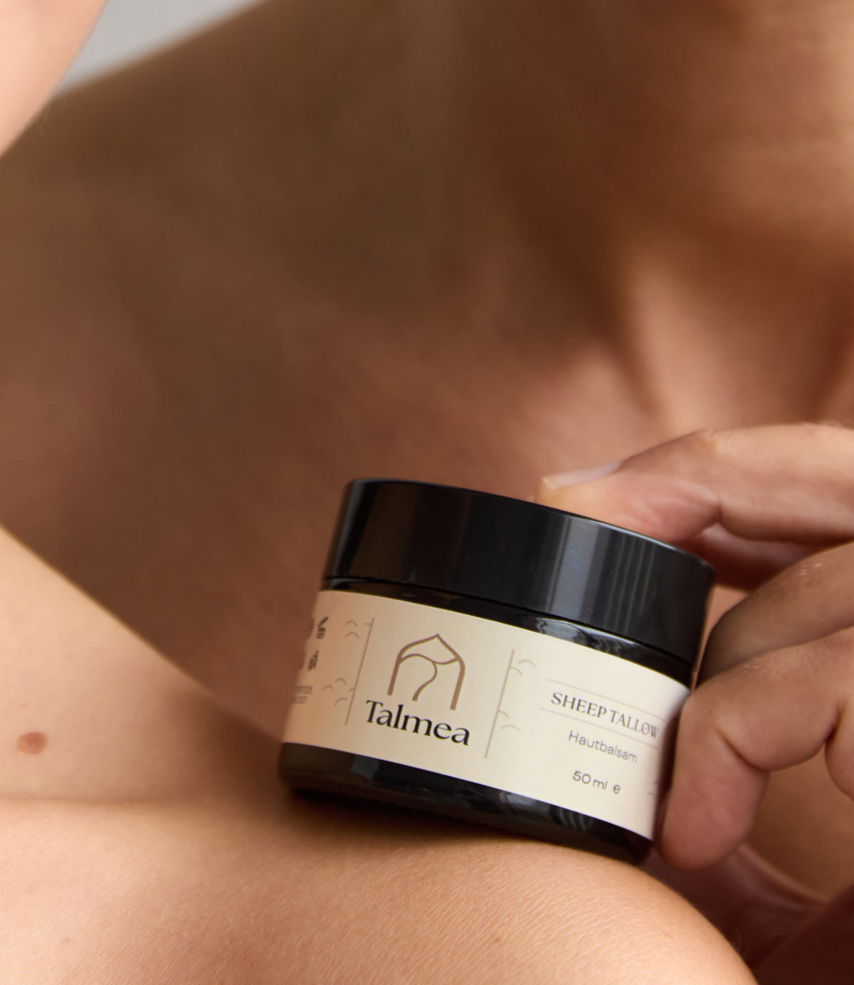 Talmea Sheep Tallow Creme 50 ml auf Schulter gehalten