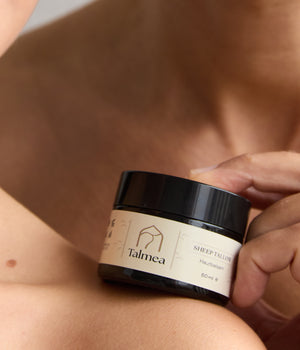 Talmea Sheep Tallow Creme 50 ml auf Schulter gehalten